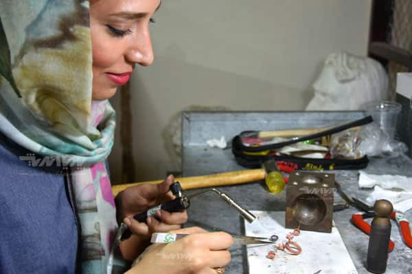 هنرجوی جواهرسازی در کارگاه